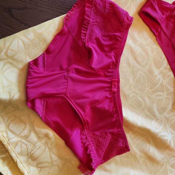 Bra and 4 assorted new panties - Picture 10 of 13